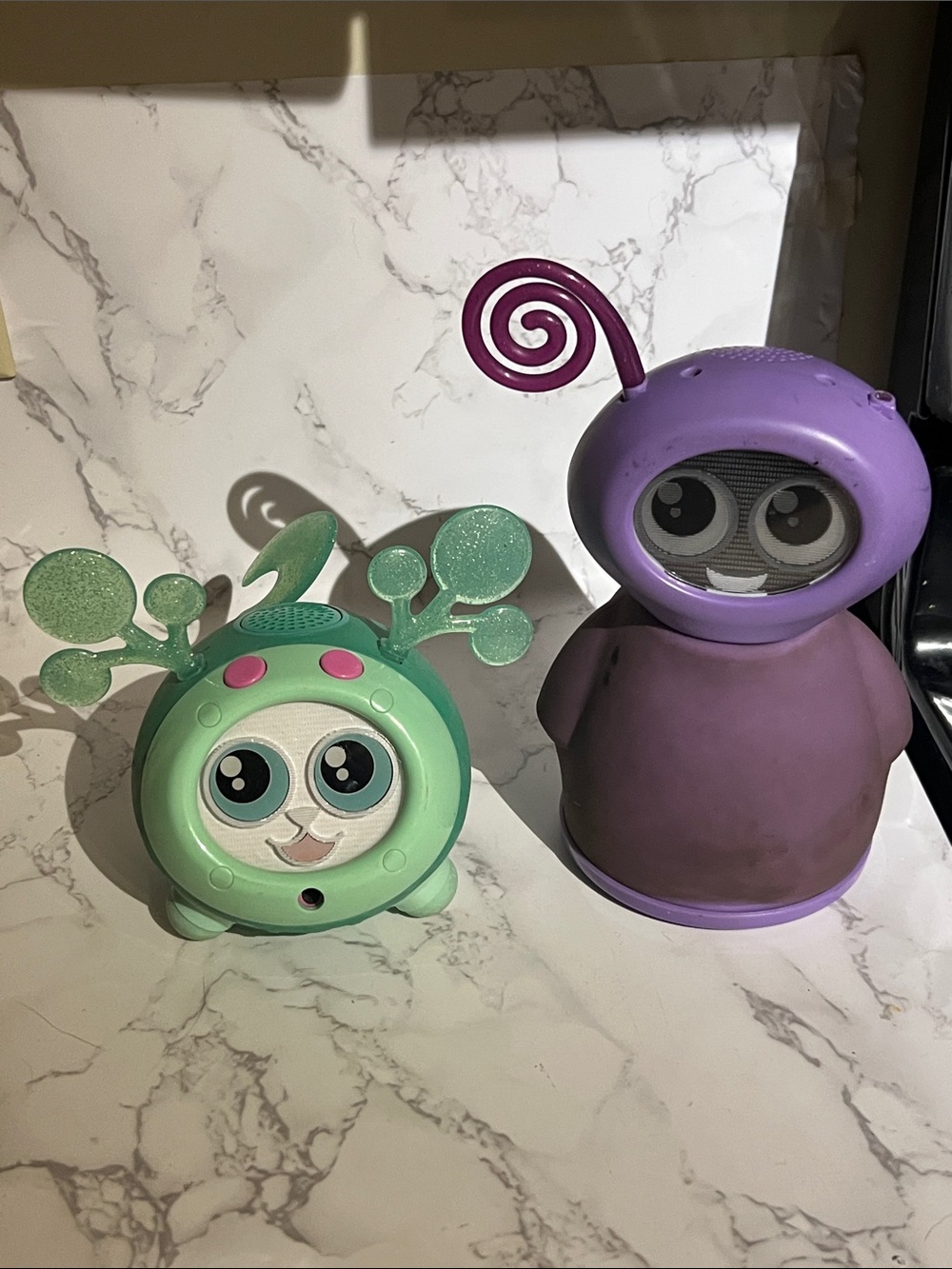 2 fijit friends batteries not included.